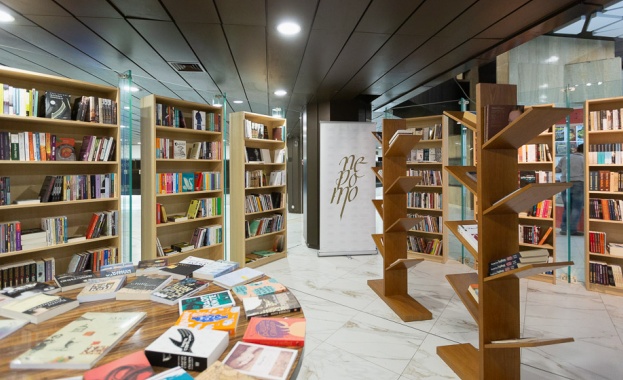  Литературен клуб „Перото“ вече има своя книжарница