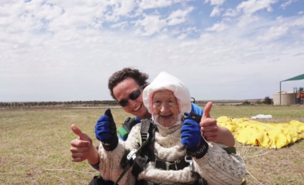 102-годишна баба скочи от четири километра и постави нов рекорд (ВИДЕО)