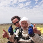 102-годишна баба скочи от четири километра и постави нов рекорд (ВИДЕО)