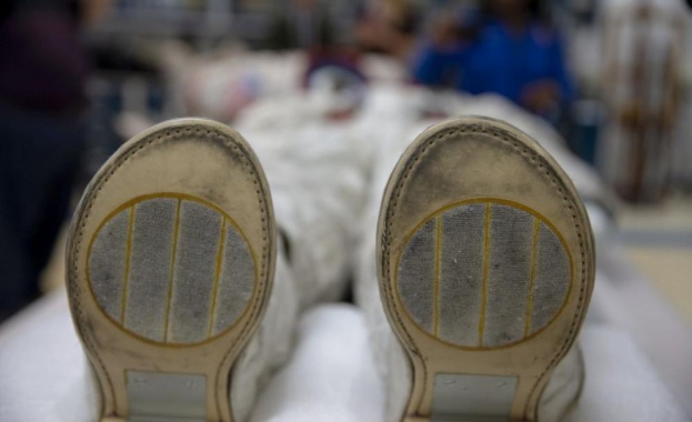 Продадоха на търг обувка от лунната екипировка на Нийл Армстронг - Cross.bg