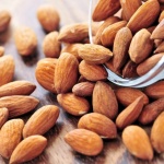 Диетолози препоръчват бадемите да се консумират цели