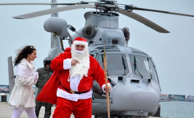 Дядо Коледа пристигна от Лапландия с вертолет във Варна