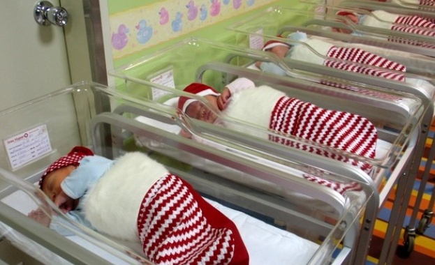 В Бургас посрещат Коледа с бебета в коледни чорапи
