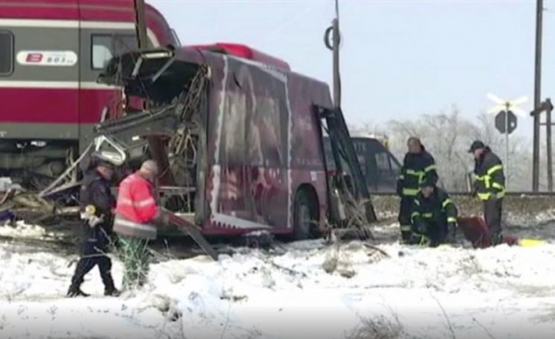 Влак блъсна училищен автобус в Сърбия - петима са загинали, 26 са ранени 