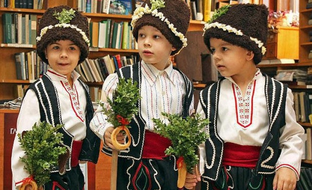 Коледари, сурвакари и гощавки бележат изпращането на старата година и посрещането на новата  