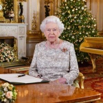 Кралица Елизабет ІІ лично сервирала чай на работник в Бъкингамския дворец 