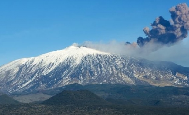 Вулканът Етна изригна, летището в Катания е временно затворено  