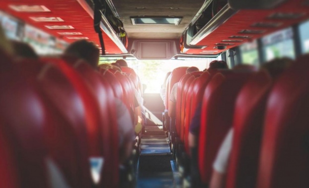 Данъчни запечатаха автобус в Перник заради неиздаден билет от 1 лев