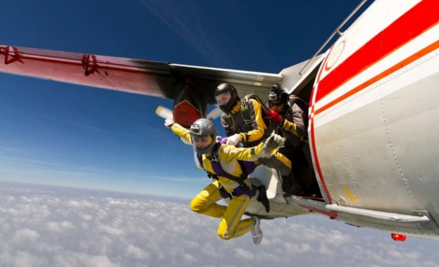 Учени обявиха, че парашутите не спасяват при скачане от самолет