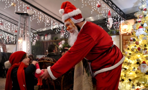 Руски военни облечени като Дядо Мраз раздават помощи в Сирия