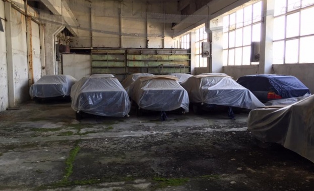 11 чисто нови BMW Серия 5 от 1994 г. зарязани в Благоевград