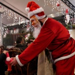 Руски военни облечени като Дядо Мраз раздават помощи в Сирия