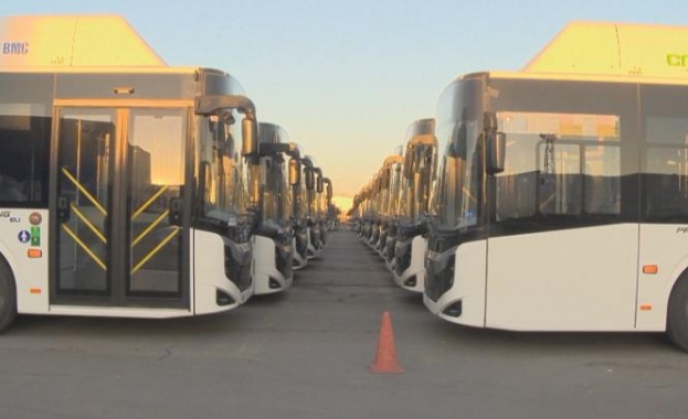 Фандъкова проверява новите автобуси за градския транспорт