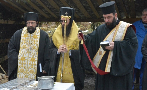 Знеполският епископ Арсений отслужи молебен за пътуващите по пътищата на България 