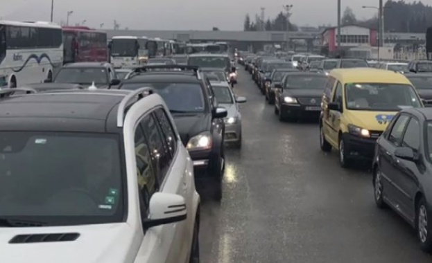 От 15 часа днес на ГКПП Калотина и ГКПП Връшка