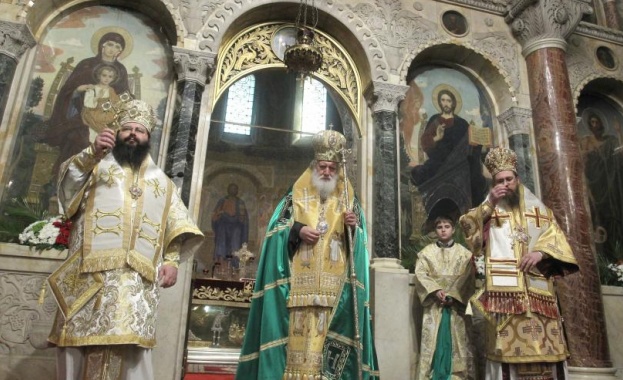 Патриарх Неофит отслужи Света Василиева литургия и молебен за Новата година 
