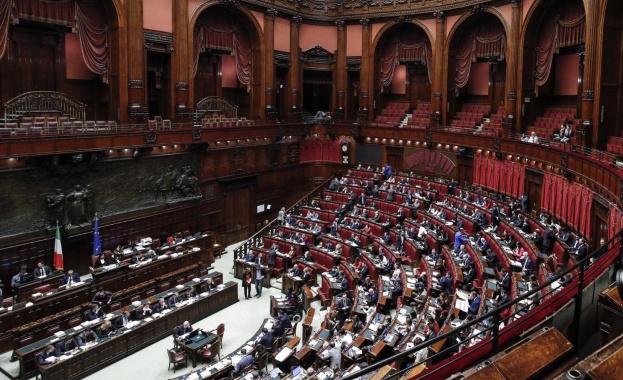 В Италия ще намаляват заплатите на депутатите