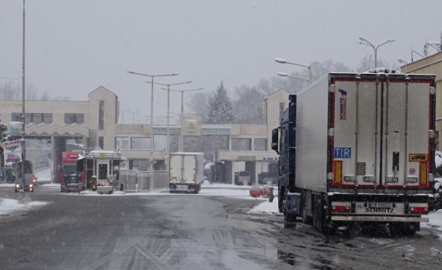 Ограничено е движението за МПС над 12 т по път