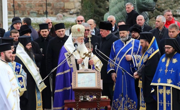 Патриарх Неофит отслужи Богоявленски водосвет на бойните знамена на Българската армия