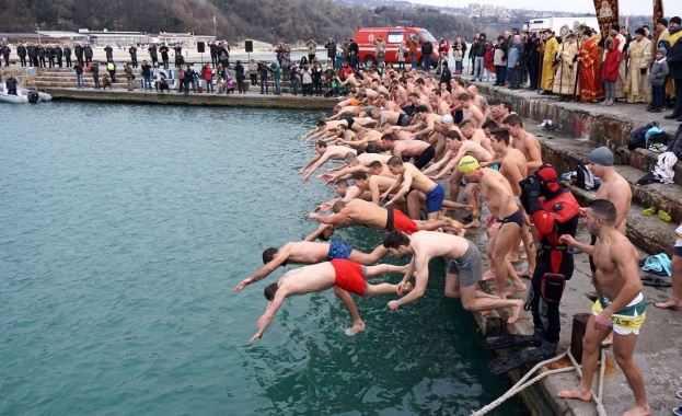 Хиляди българи се хвърлиха в ледените води за кръста