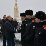 На руската Коледа Путин стреля с топ в родния си Санкт Петербург