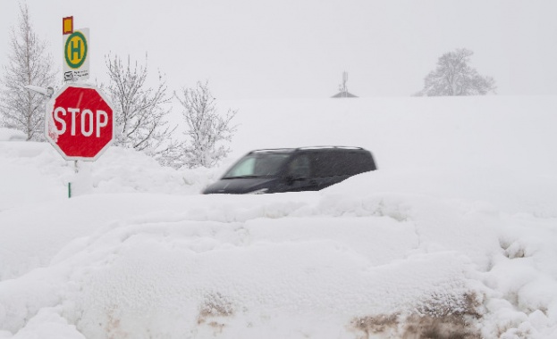 Снежни виелици в Германия, туристи блокирани в австрийските Алпи
