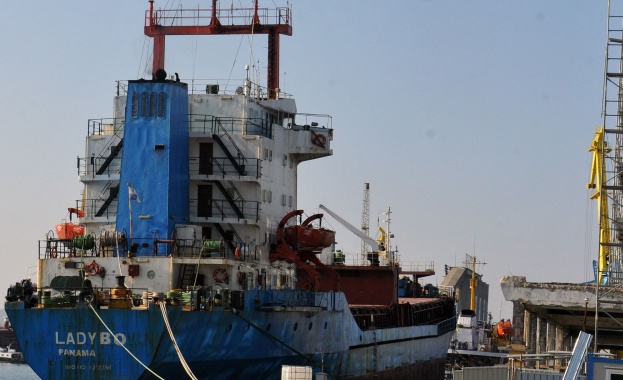 Моряците на арестуван кораб бедстват на пристанище Бургас