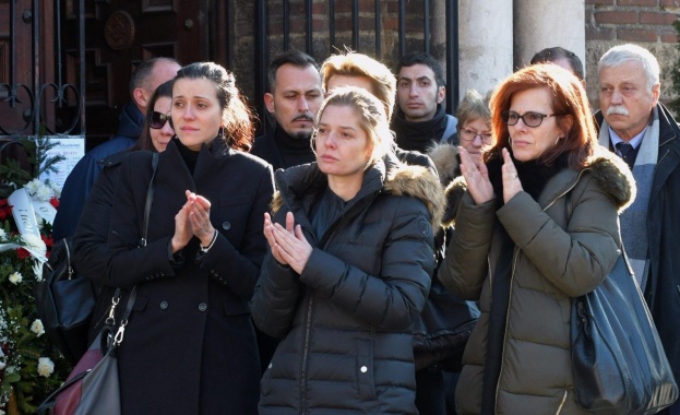  Близки и почитатели си взеха последно сбогом с Иван Ласкин