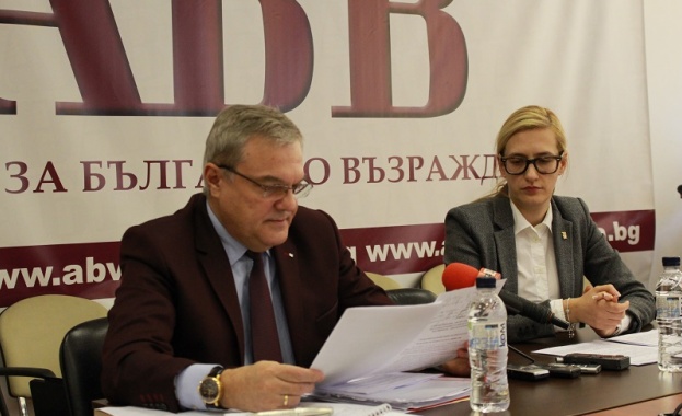 Румен Петков: Необходим е мораториум върху закупуването на нов боен самолет