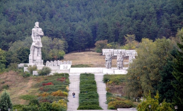 Ремонтът на паметника на Ботев скара кметовете на Карлово и Калофер