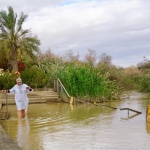  Владо Пенев се кръсти в река Йордан 