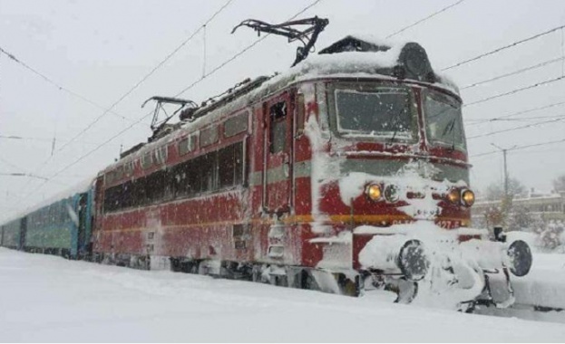 Движението на влаковете е нормално като при тежки зимни условия
