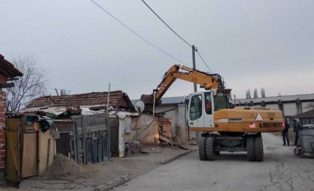 Събарянето на незаконните къщи в село Войводиново продължава 