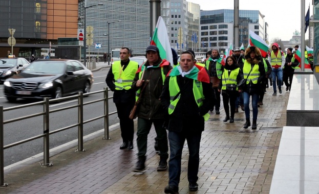  Българските "жълти жилетки" заградиха площад "Люксембург" в Брюксел