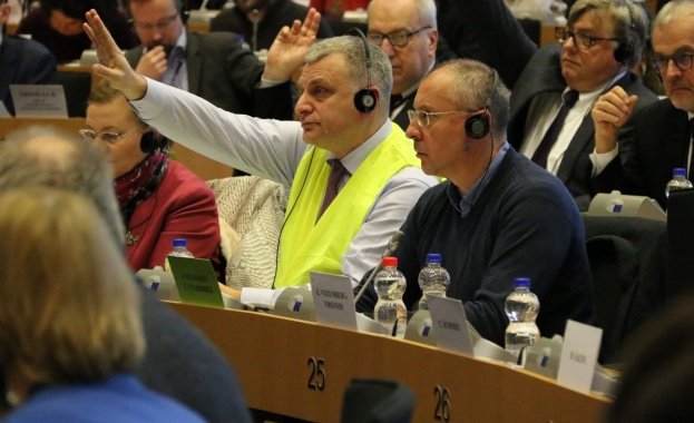 Българските евродепутати за пакета "Макрон": Показахме, че съединението прави силата