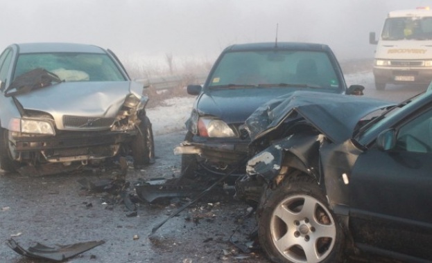 Верижна катастрофа, 5 коли се удариха в Казанлъшко