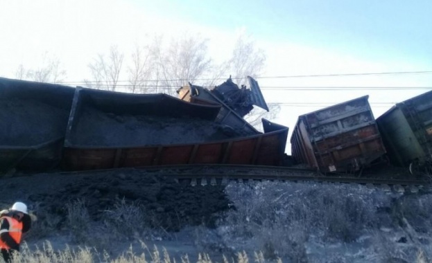 29 товарни вагона дерайлираха на най-дългата жп линия в света