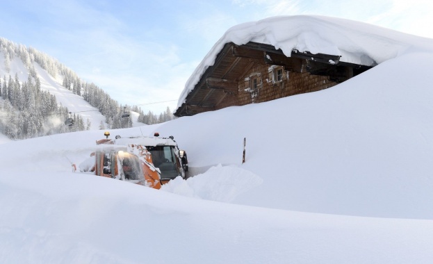 Европа в снежен капан: В Австрия натрупа 5 метра, армията евакуира ученици