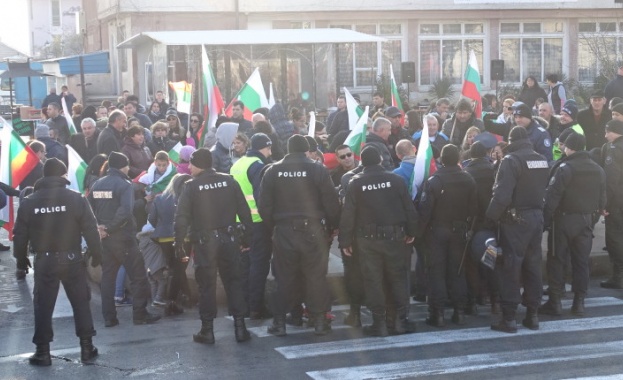 Спонтанен протест във Войводиново вдигна полицията на крак
