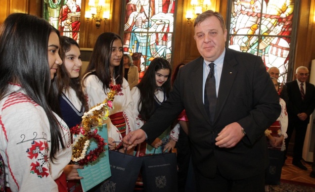 Каракачанов: Интеграция на ромите ще има само с образование и труд