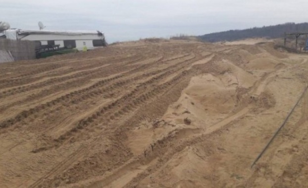 Екоинспекцията в Бургас проверява сигнал за разорани дюни на плажа "Каваци" край къмпинг "Смокиня"