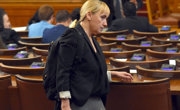 Елена Йончева: Схемата на правителството за голямото ужилване на българския данъкоплатец е в ход