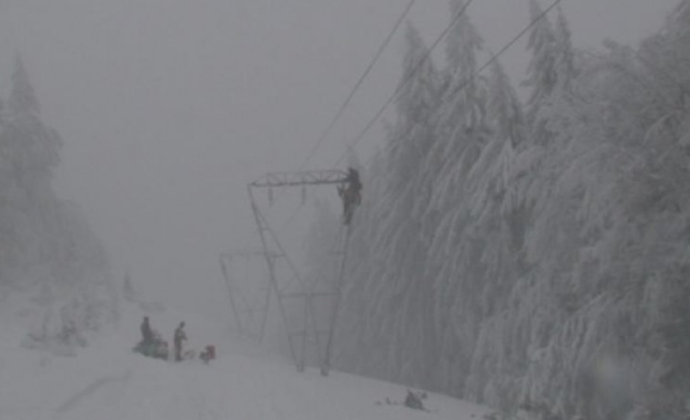 15 000 семейства останаха без ток заради снега в Словакия