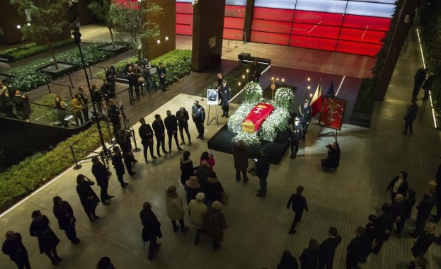 Стотици се простиха с убития кмет на Гданск