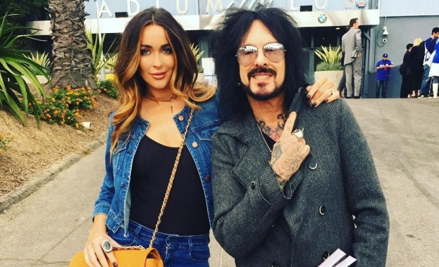 Басистът на Mötley Crüe става баща за пети път