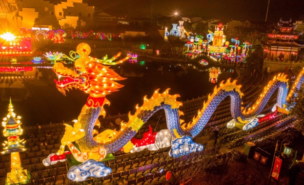 Феерия от цветове на Фестивала на фенерите в Китай