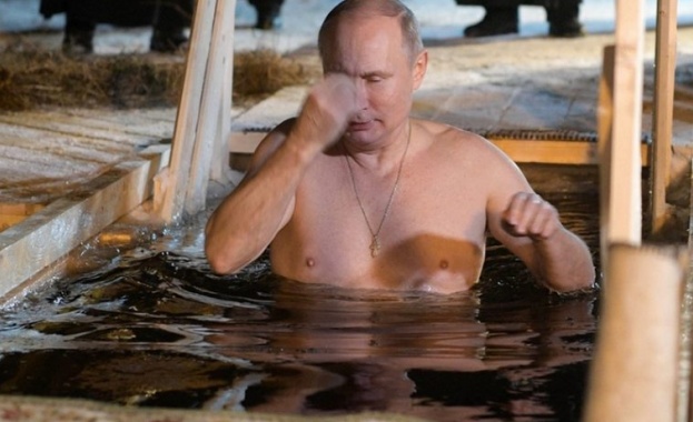 Путин се къпа в лед за Кръщение Господне   (Видео)