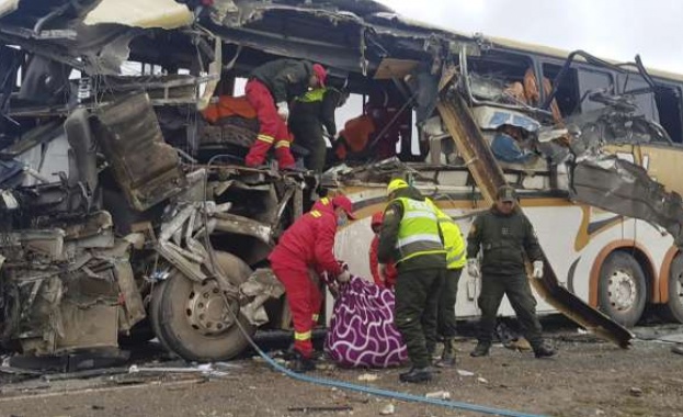 Адска катастрофа между два автобуса в Боливия. Най-малко 22 жертви
