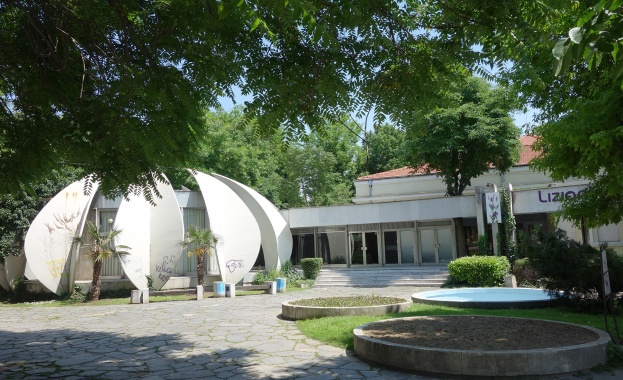 Архитекти в Пловдив скочиха срещу превръщането на емблематична зала в изложба с динозаври 