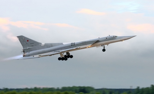 Два руски стратегически бомбардировача Ту-160, способни да пренасят по 12